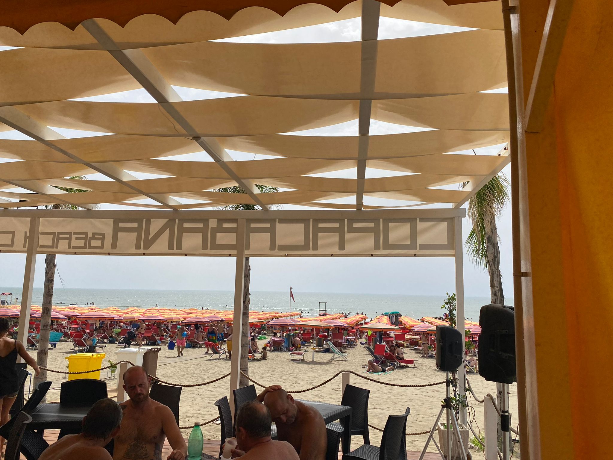 Bar con vista spiaggia